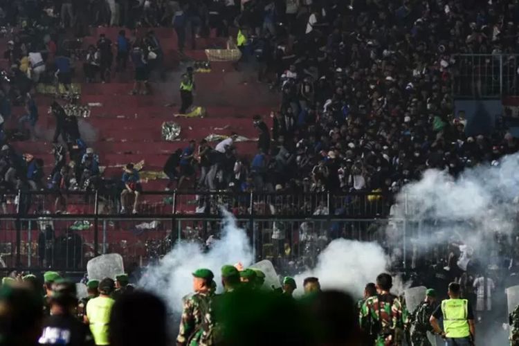 Pasukan polisi dituduh menembakkan gas air mata ke arah tribun pada peristiwa kerusuhan di Stadion Kanjuruhan, Sabtu (1/10/2022).