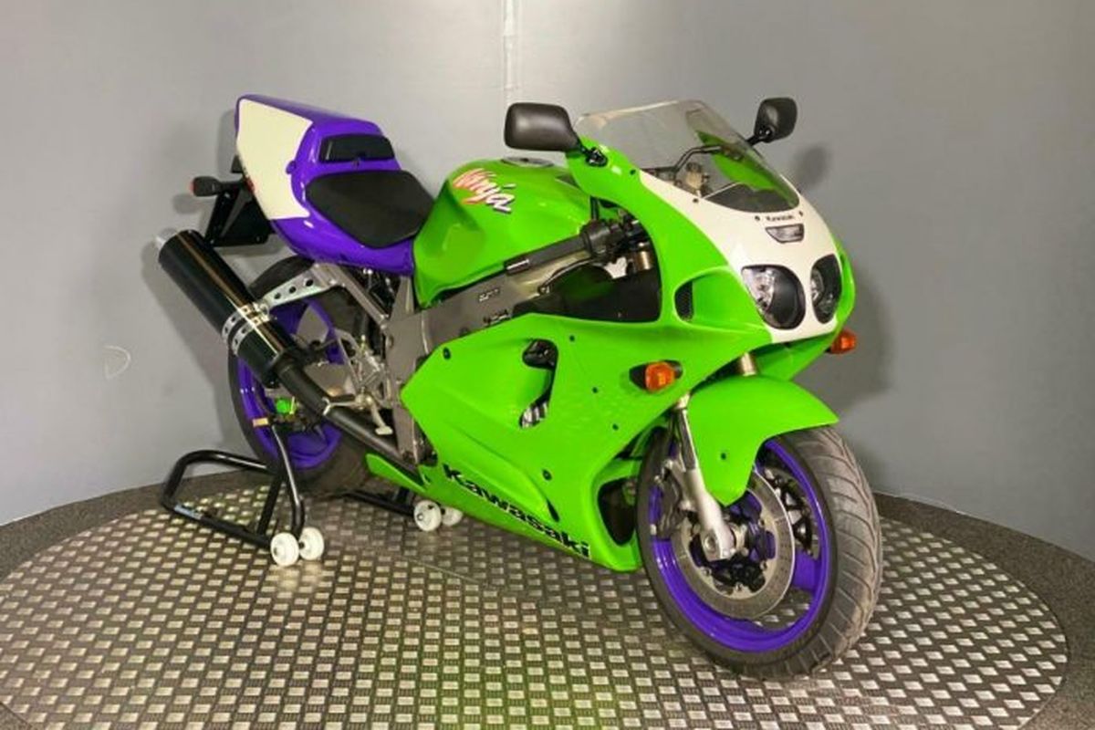 Kawasaki ZX7-RR produksi 1996