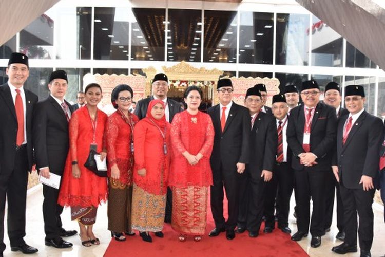Ketua Dewan Perwakilan Rakyat Republik Indonesia (DPR RI) terpilih periode 2019-2024 Puan Maharani foto bersama dengan fraksi PDIP. 