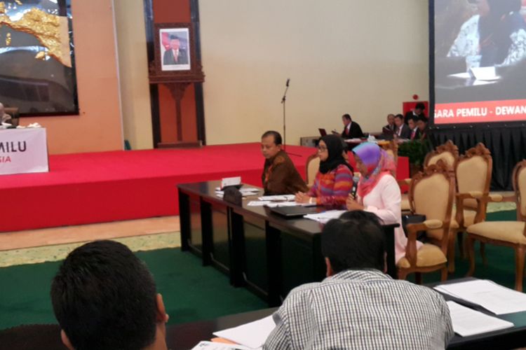 Sidang kode etik yang digelar Dewan Kehormatan Penyelenggara Pemilu (DKPP) terkait dugaan pelanggaran kode etik yang dilakukan KPU DKI Jakarta dan Bawaslu DKI Jakarta di Gedung Nusantara IV, Kompleks DPR/MPR RI, Jakarta Pusat, Kamis (30/3/2017).