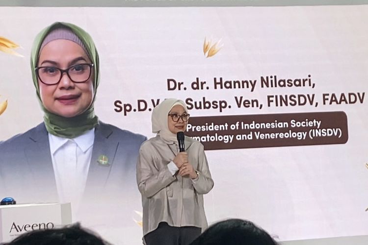 Dr. Hanny Nilasari, President of Indonesian Society of Dermatology and Venereology (ISDV), pada acara Aveeno Dermexa Launch: Your Skin?s OAT-standing Companion di Habitate, Jakarta Selatan, Rabu (28/5/2025).