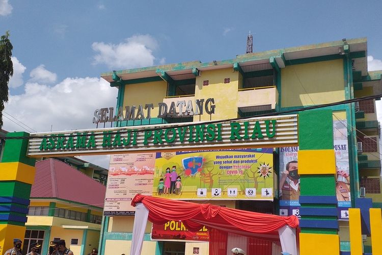 Gedung Asrama Haji Riau di Jalan Mekar Sari, Kelurahan Tangkerang Selatan, Kecamatan Bukitraya, Kota Pekanbaru, Riau, salah satu tempat isolasi terpusat pasien Covid-19, Sabtu (7/8/2021).