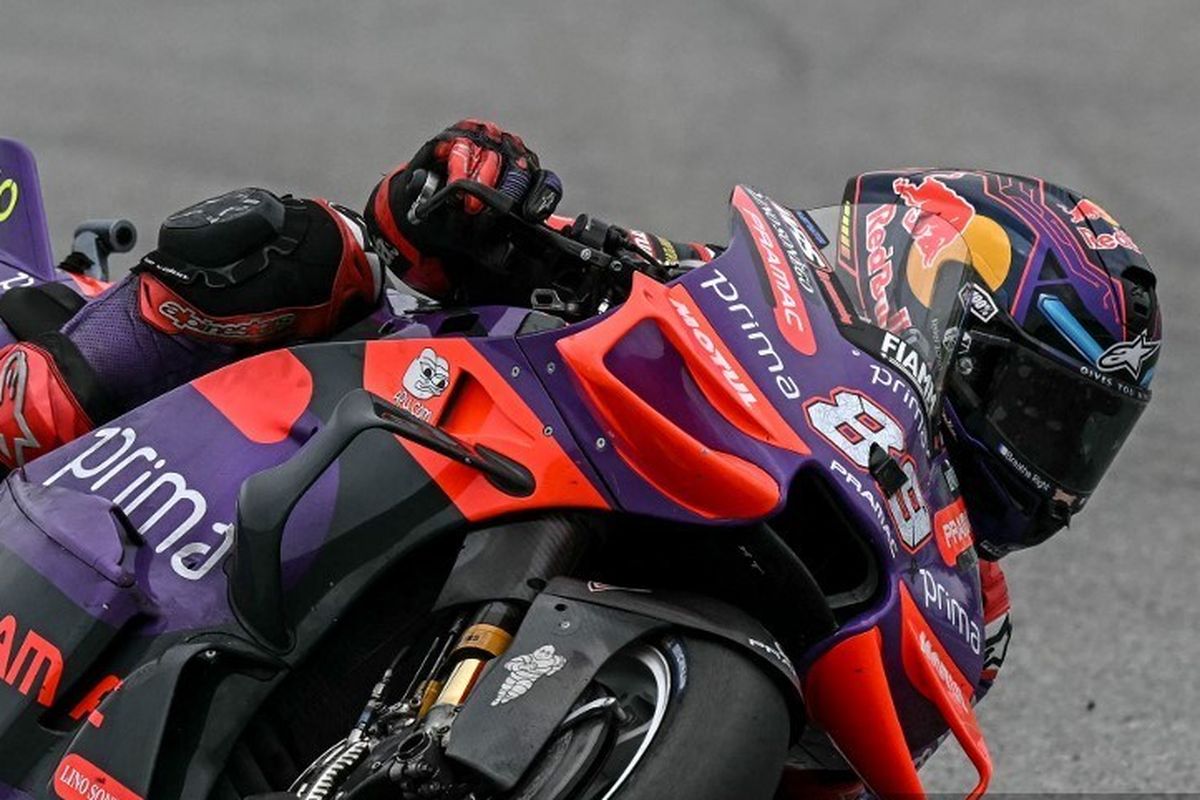 Pebalap Pramac Racing, Jorge Martin, kala beraksi dalam rangkaian MotoGP Malaysia di Sirkuit Sepang pada 2 November 2024. (Photo by Lillian SUWANRUMPHA / AFP)