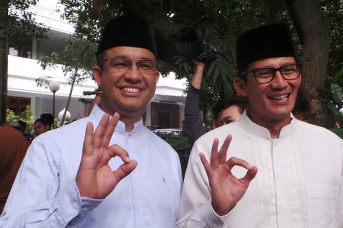 Pasangan calon gubernur-wakil gubernur nomor pemilihan tiga DKI Jakarta Anies Baswedan-Sandiaga Uno, seusai Shalat Jumat di Masjid At-Taqwa, Kebayoran Baru, Jakarta Selatan, Jumat (27/1/2017).