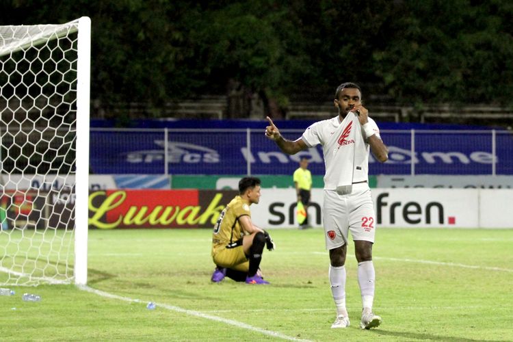 Pemain PSM Makassar Yacob Sayuri selebrasi seusai mencetak gol ke gawang Bali United pada pertandingan pekan 23 Liga 1 2021-2022 yang berakhir dengan skor 2-2 di Stadion I Gusti Ngurah Rai Denpasar, Senin (7/2/2022) malam. 