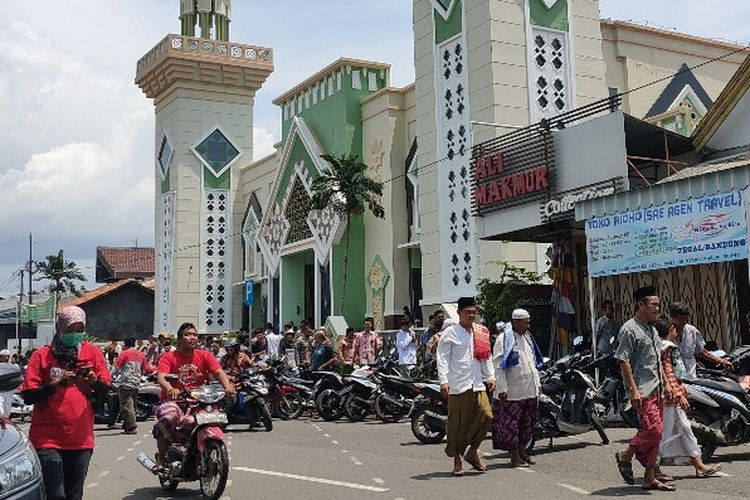 Sejumlah jemaah usai mengikuti salat Jumat di Masjid Agung Kota Tegal, Jawa Tengah, Jumat (27/3/2020)
