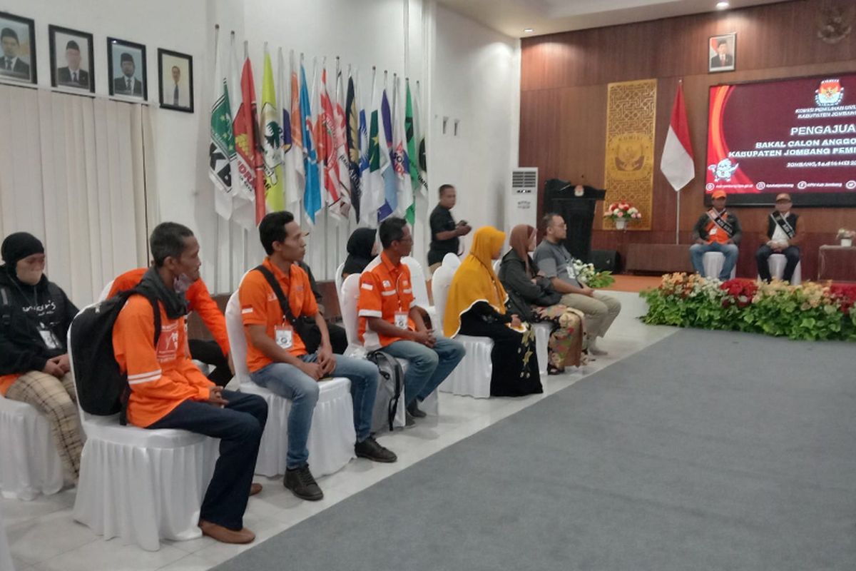 Pengurus Partai Ummat dan Partai Buruh (kiri), menyerahkan berkas pendaftaran bakal calon anggota legislatif kepada Komisi Pemilihan Umum (KPU) Kabupaten Jombang, Jawa Timur, Minggu (14/5/2023) malam.