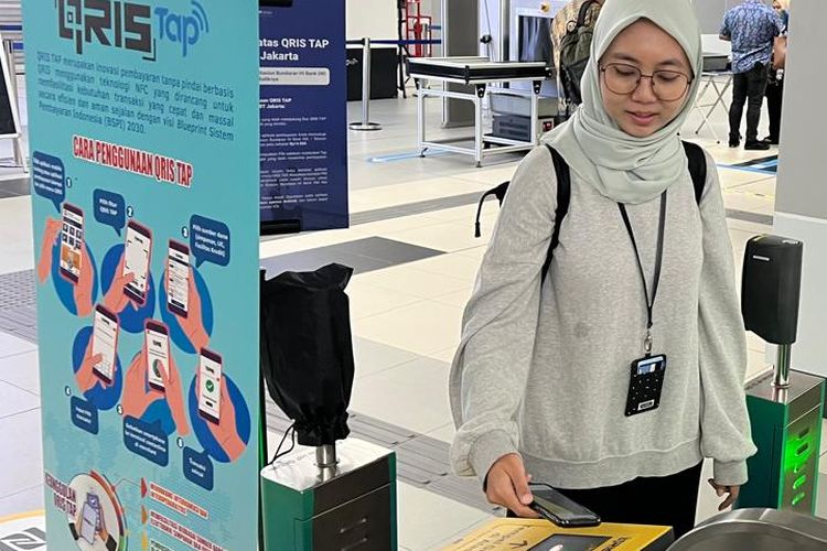 Ilustrasi pemakaian QRIS Tap. 