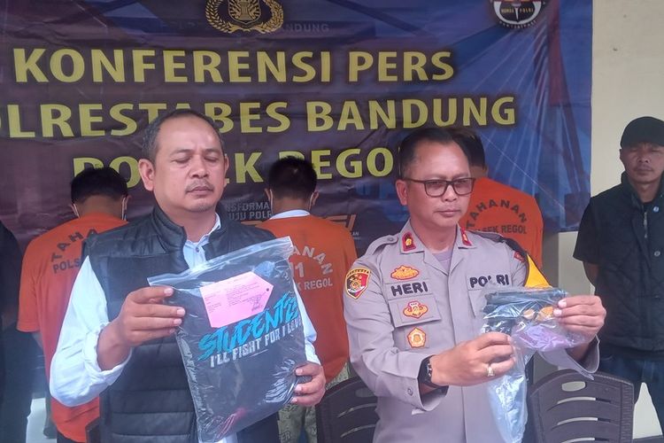 Kapolsek Regol Kompol Heri tengah memperlihatkan barang bukti tindaka curas yang dilakukan tiga pelaku terhadap anak dibawah umur usai pulang konvoi Persib, Selasa (20/5/2025).