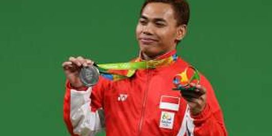 Lifter Indonesia Eko Yuli Irawan menunjukkan medali perak Olimpiade 2016, Rio de Janeiro, Senin (8/8/2016).