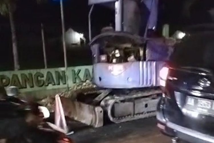 Excavator yang terabrak pengendara di Jalan Baron, Wonosari, Gunungkidul. Rabu (13/12/23/2023) malam