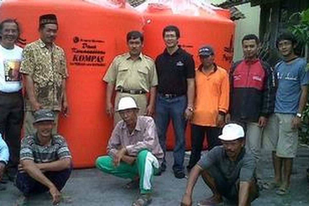 Sejumlah warga yang ditemani Romo Vincentius Kirjito, Pr (kedua dari kiri) sedang menerima bantuan DKK yang berasal dari pembaca Kompas, Rabu (29/12/2010).