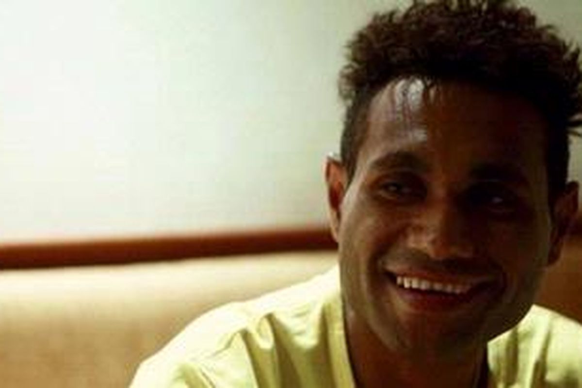 Penyerang Tim Nasional Sepakbola Indonesia U-23, Titus Bonai atau akrab dipanggil Tibo dalam sesi wawancara bersama Kompas.com di Hotel Sultan, Senayan, Jakarta, Jumat (4/11/2011). Timnas Sepakbola Indonesia U-23 akan menjalani laga perdana mereka dalam babak penyisihan Grup A melawan Kamboja pada Senin (7/11/201).