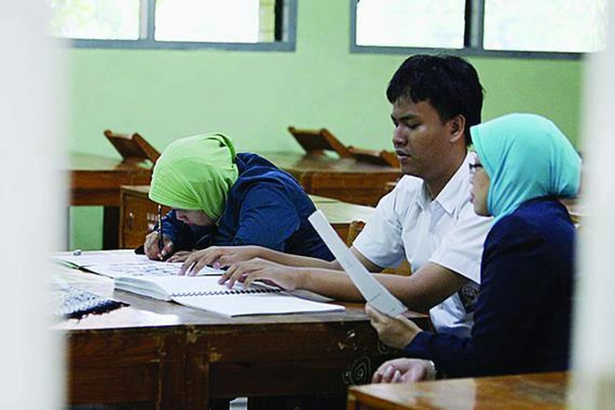 Wijaya, penyandang tuna netra, mengikuti Ujian Nasional di sekolahnya di SMAN 66, Pondok Labu, Cilandak, Jakarta, Selasa (22/4). Peserta berkebutuhan khusus seperti Wijaya, selain mendapat kertas ujian khusu yang dicetak dalam huruf braille, juga mendapat ruang ujian khusus dan dibantu petugas pengisi lembar jawaban dan seorang pembaca soal.  