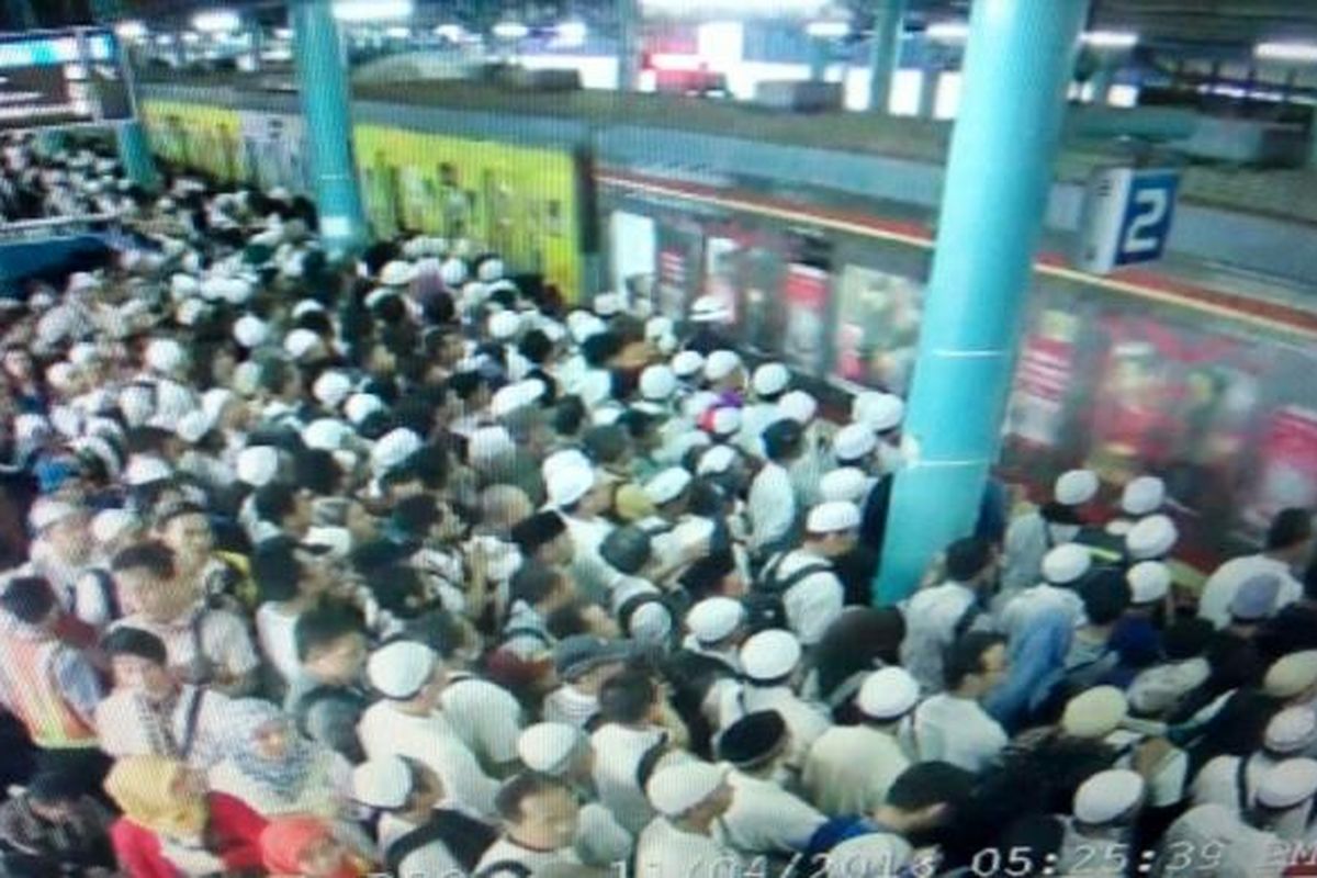 Penumpukan pengguna jasa kereta rel listrik (KRL) di Stasiun Juanda, Jakarta, Jumat (4/11/2016). Pengguna KRL diminta mencari alternatif stasiun terdekat.