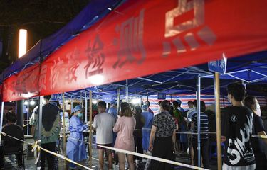 Foto yang dirilis kantor berita China Xinhua menunjukkan warga mengantre untuk dites Covid-19 di pos pengetesan Nanjing, Provinsi Juangsu, China, pada 28 Juli 2021.