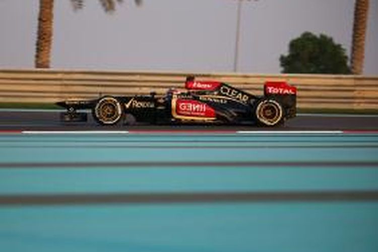 Pebalap Lotus, Kimi Raikkonen memacu mobilnya di Sirkuit Yas Marina pada sesi latihan bebas dua GP Abu Dhabi, Jumat (1/11/2013).