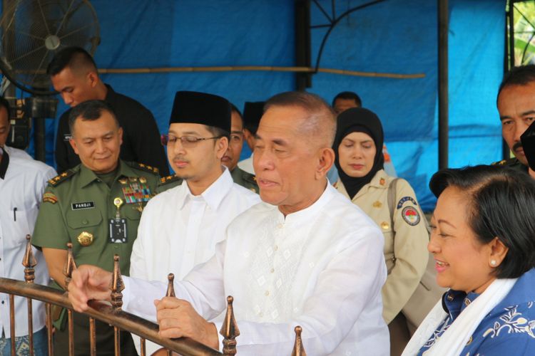 Menteri Pertahanan RI, Ryamizard Ryacudu saat berziarah ke makam pendiri Pondok Pesantren Al-Hikam, almarhum KH Hasyim Muzadi, di Ponpes Al-Hikam, Depok, Jawa Barat, Selasa (31/10/2017). 