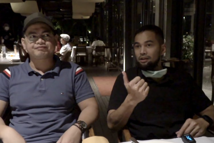 Aktor Tommy Kurniawan dan Teuku Wisnu saat menjadi bintang tamu di YouTube The Bramantyo