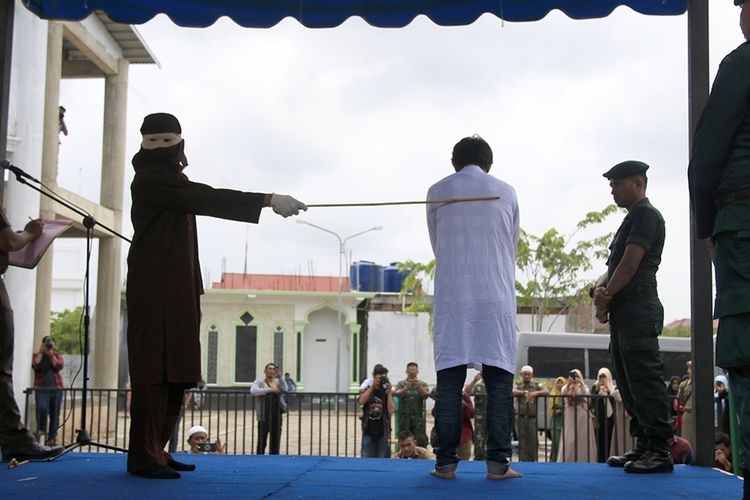 Eempat pria yang berprofesi sebagai sopir angkutan penumpang yang ditangkap Polisi Syariat Islam  (WH)  di Terminal angkutan Batoh, Kota  Banda Aceh  karena  sedang melakukan maisir menjalani eksekusi hukuman cambuk di halaman Masjid Babuttaqwa Batoh.  Senin (21/10/2019).