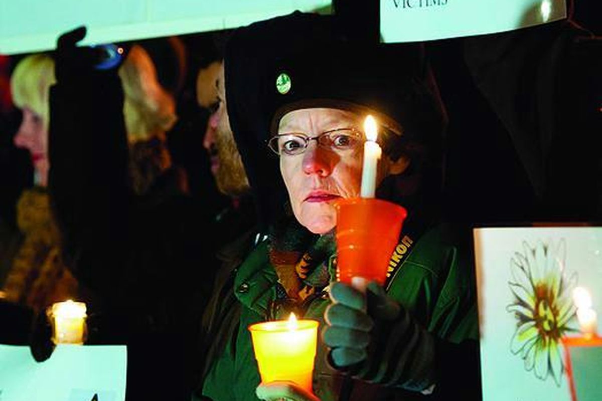 Pengunjuk rasa memegang lilin dan tanda peringatan 32 tahun bencana pusat pembangkit listrik tenaga nuklir di Three Mile Island, Pennsylvania, AS, Senin (28/3). Peringatan kecelakaan melelehnya reaktor nuklir pada 28 Maret 1979 ini didedikasikan bagi para korban nuklir Jepang.