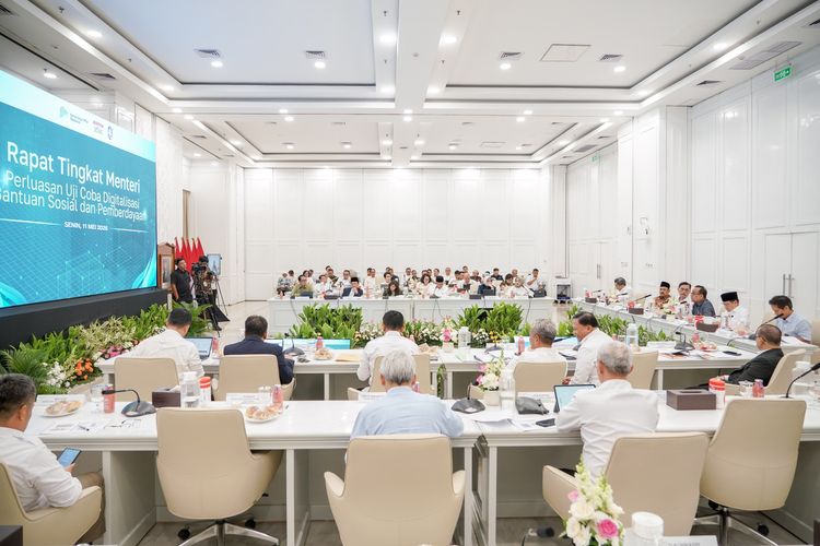 Rapat Tingkat Menteri terkait Perluasan Cakupan Digitalisasi Bantuan Sosial dan Pemberdayaan di Kementerian Perencanaan Pembangunan Nasional (PPN)/Badan Perencanaan Pembangunan Nasional (Bappenas), Jakarta, Senin (11/5/2026).