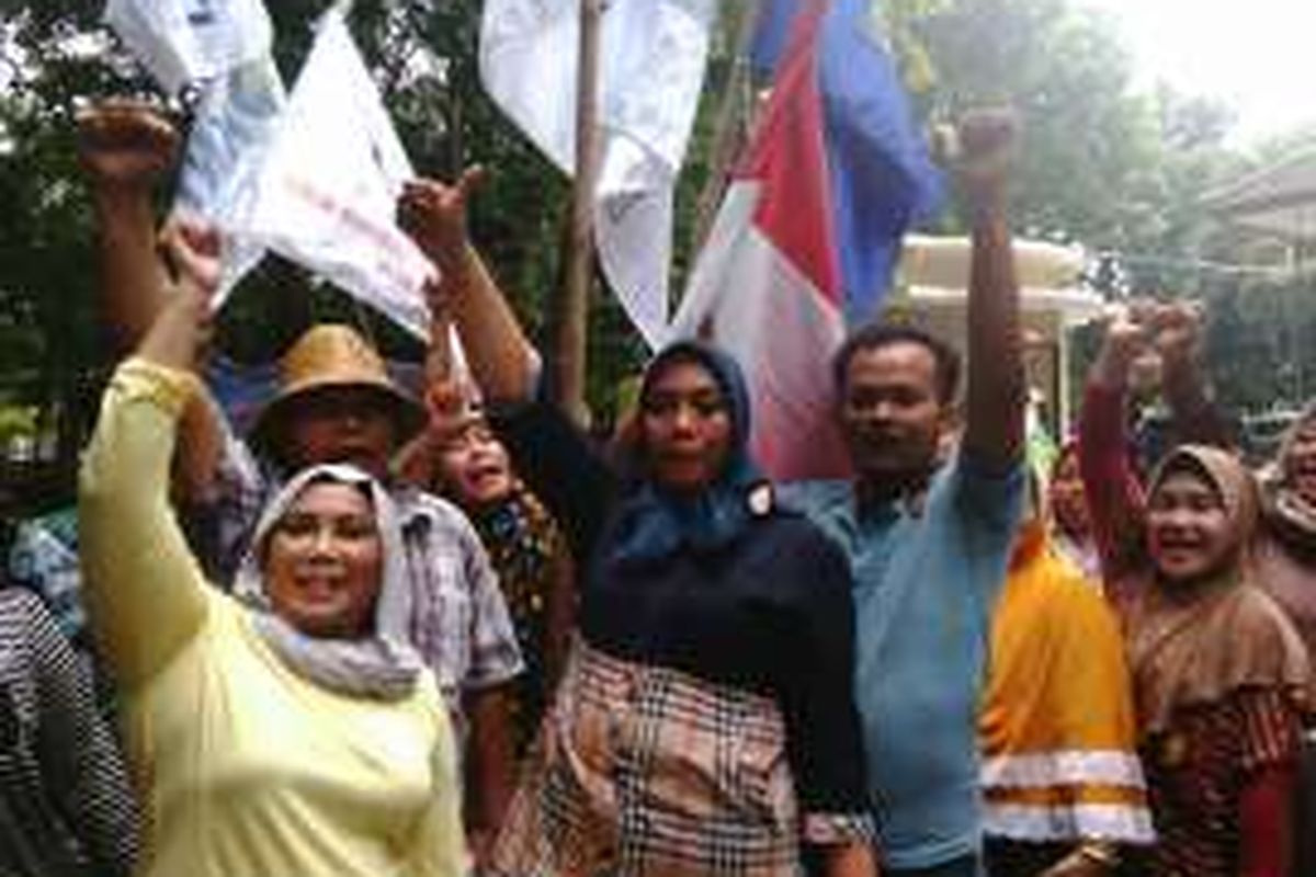 Nelayan yang melakukan unjuk rasa di Pengadilan Tata Usaha Negara (PTUN) Jakarta menolak pembangunan pulau reklamasi di teluk Jakarta. Kamis (12/5/2016)