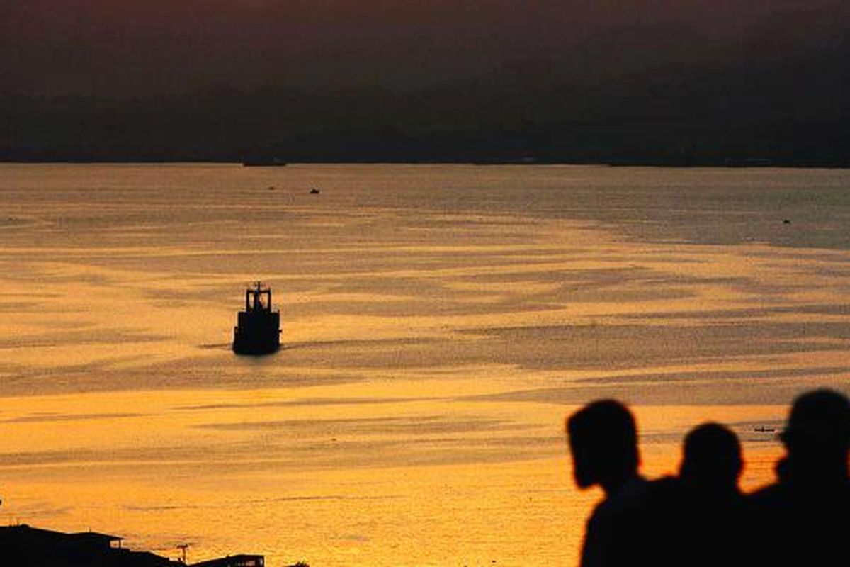 Pemandangan senja yang memesona di Teluk Ambon.