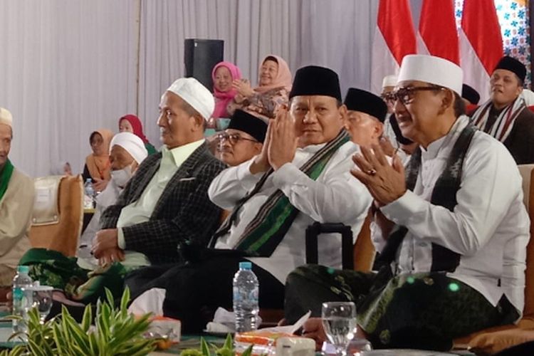 Prabowo Subianto dan Muhaimin Iskandar, menghadiri acara Istighasah dan Doa Bersama untuk Keselamatan Bangsa di Pondok Pesantren Bahrul Ulum Tambakberas, Kabupaten Jombang, Jawa Timur, Minggu (21/5/2023) malam.