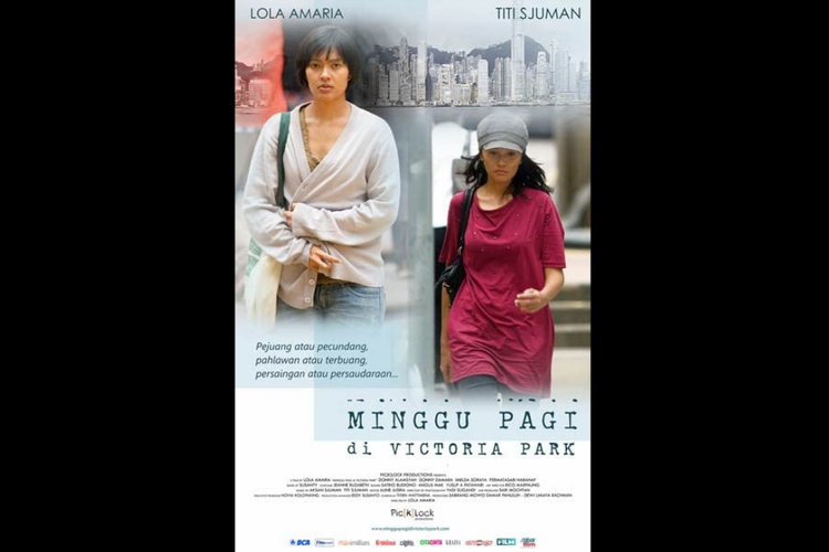 Lola Amaria dan Titi Sjuman dalam film Minggu Pagi di Victoria Park (2010).