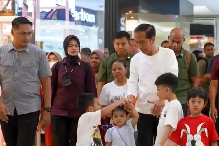 Presiden Joko Widodo (Jokowi) dan cucu-cucunya bermain di mal di Jakarta, Sabtu (24/2/2024). 