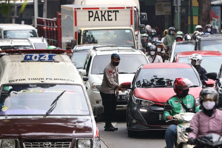 Anggota TNI dan Polri melakukan penyekatan kendaraan saat PPKM Darurat di Jalan Raya Lenteng Agung, Jakarta Selatan, Senin (5/7/2021). Penyekatan ini mengakibatkan kemacetan parah di ruas Jalan Raya Lenteng Agung.