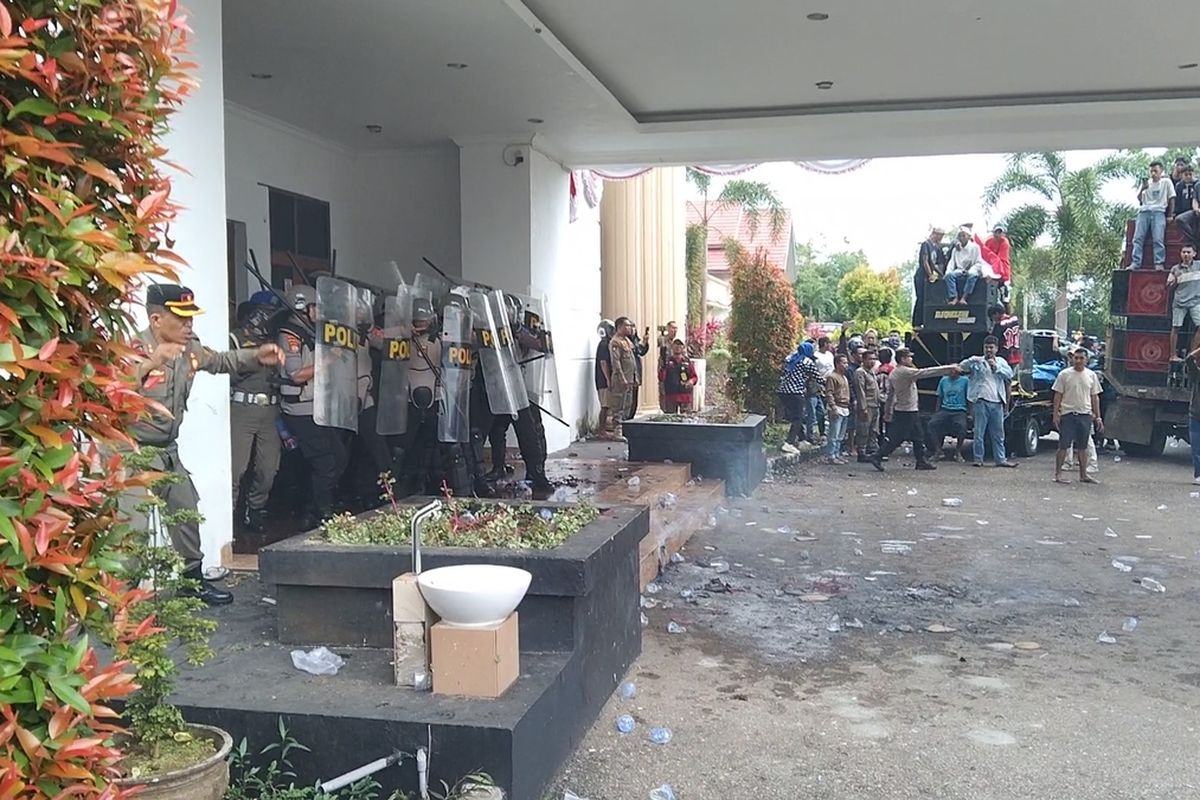 Unjuk Rasa Warga Lipu Ricuh Akses Bandara Betoambari Diblokade