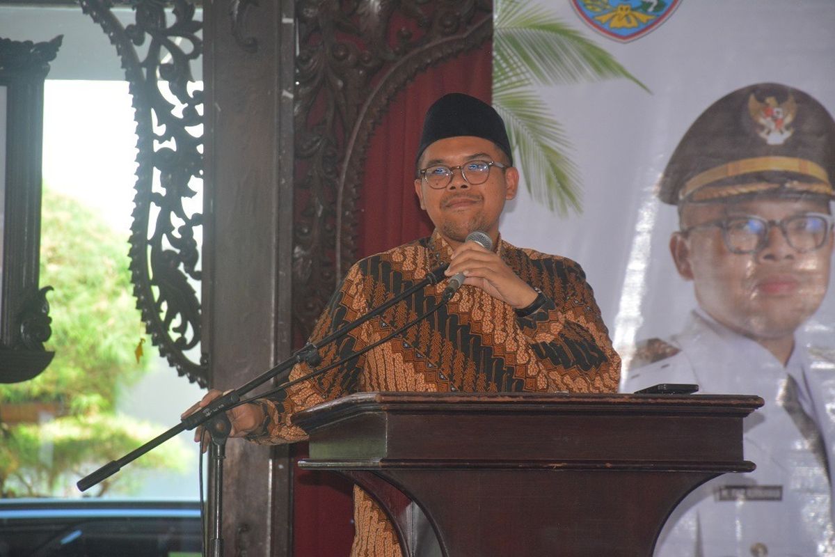 Bupati Batang M. Faiz Kurniawan memberikan sambutan saat Halal Bi Halal perangkat desa se-Kabupaten Batang, di Pendopo Kabupaten Batang.