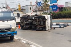 Truk Muatan Pipa Besi Terguling di Pademangan 