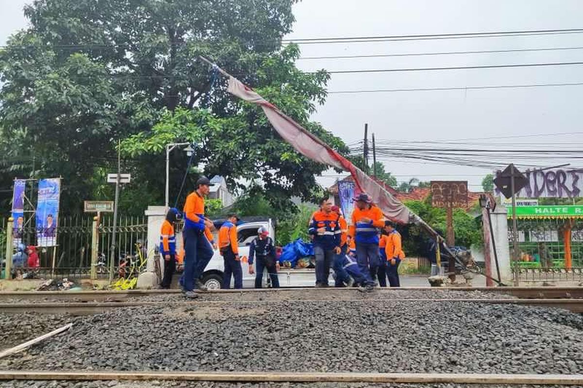 Daop 1 Jakarta tutup perlintasan liar di lintas Depok-Citayam, Jumat (16/6/2023).