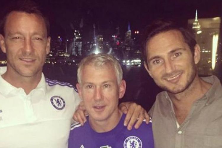 Frank Lampard (kanan) saat berfoto dengan John Terry (kiri) dan ahli pijat Chelsea, Billy McColloch