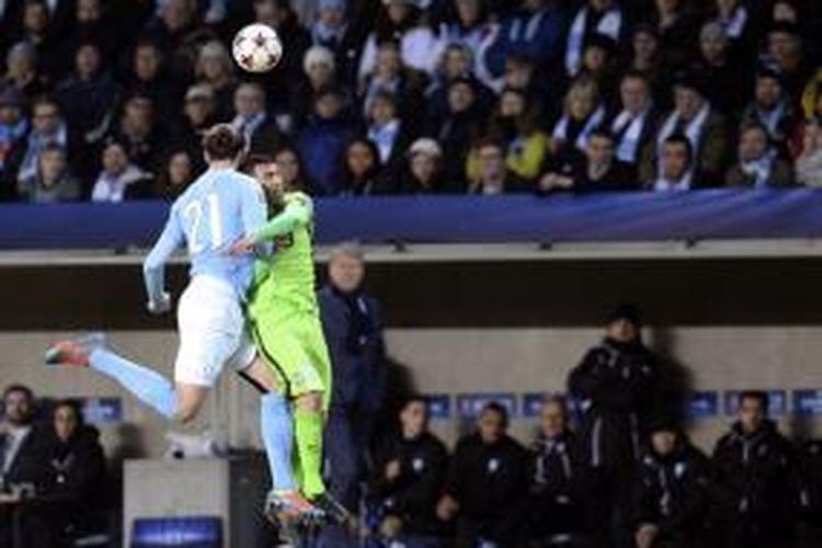 Penyerang Juventus Carlos Tevez (kiri) berebut bola dengan bek Malmo Erik Johansson, pada pertandingan kelima Grup A Liga Champions, di Malmo New Stadium, Malmo, Rabu (26/11/2014).