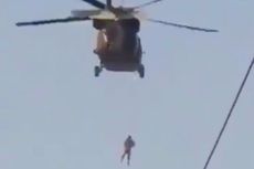 Klarifikasi: Video Anggota Taliban Diikat di Helikopter Black Hawk Berusaha Pasang Bendera