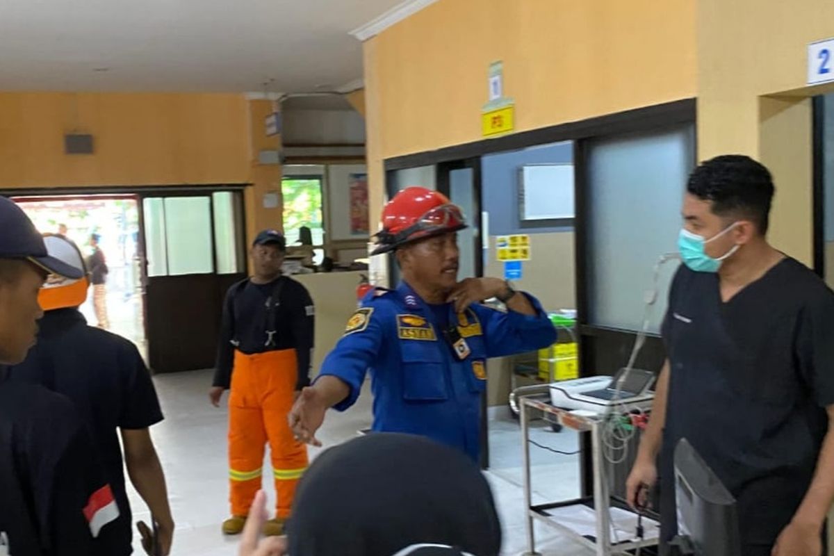 Asnan, petugas Damkar Banyuwangi saat bekerja. Rabu, (29/1/2025) 