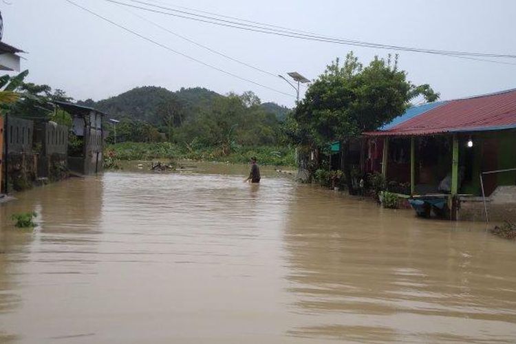Banjir dengan ketinggian air hingga satu meter melanda wilayah di kelurahan Buliang, Kecamatan Batuaji Batam. 

