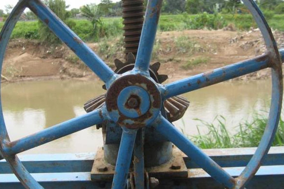 Foto ilustrasi pintu air pengatur aliran sungai saat banjir. 