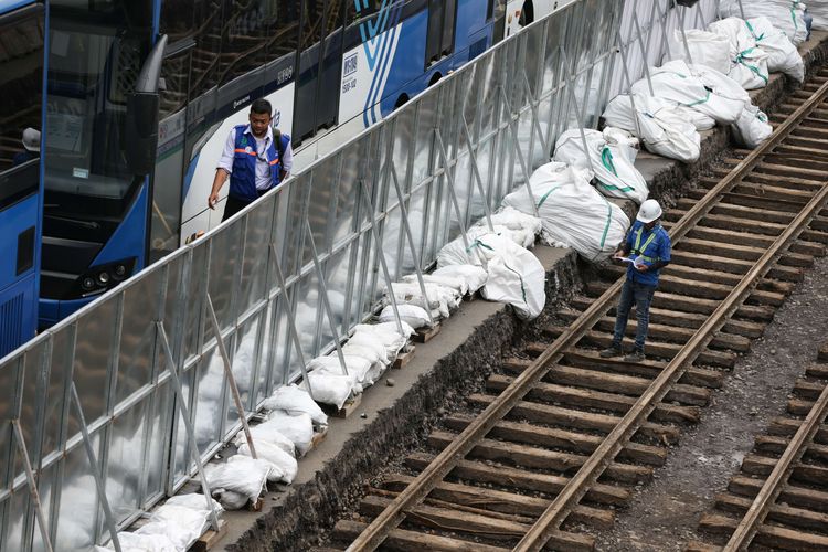 Potongan rel trem kuno sepanjang 1,4 kilometer di area proyek MRT Jakarta fase 2A di kawasan Harmoni, Jakarta Pusat, Jumat (18/11/2022). Komponen rel trem kuno yang ditemukan terdiri dari batang rel, lempengan penyambung batang rel, bantalan rel, dan batuan ballast.