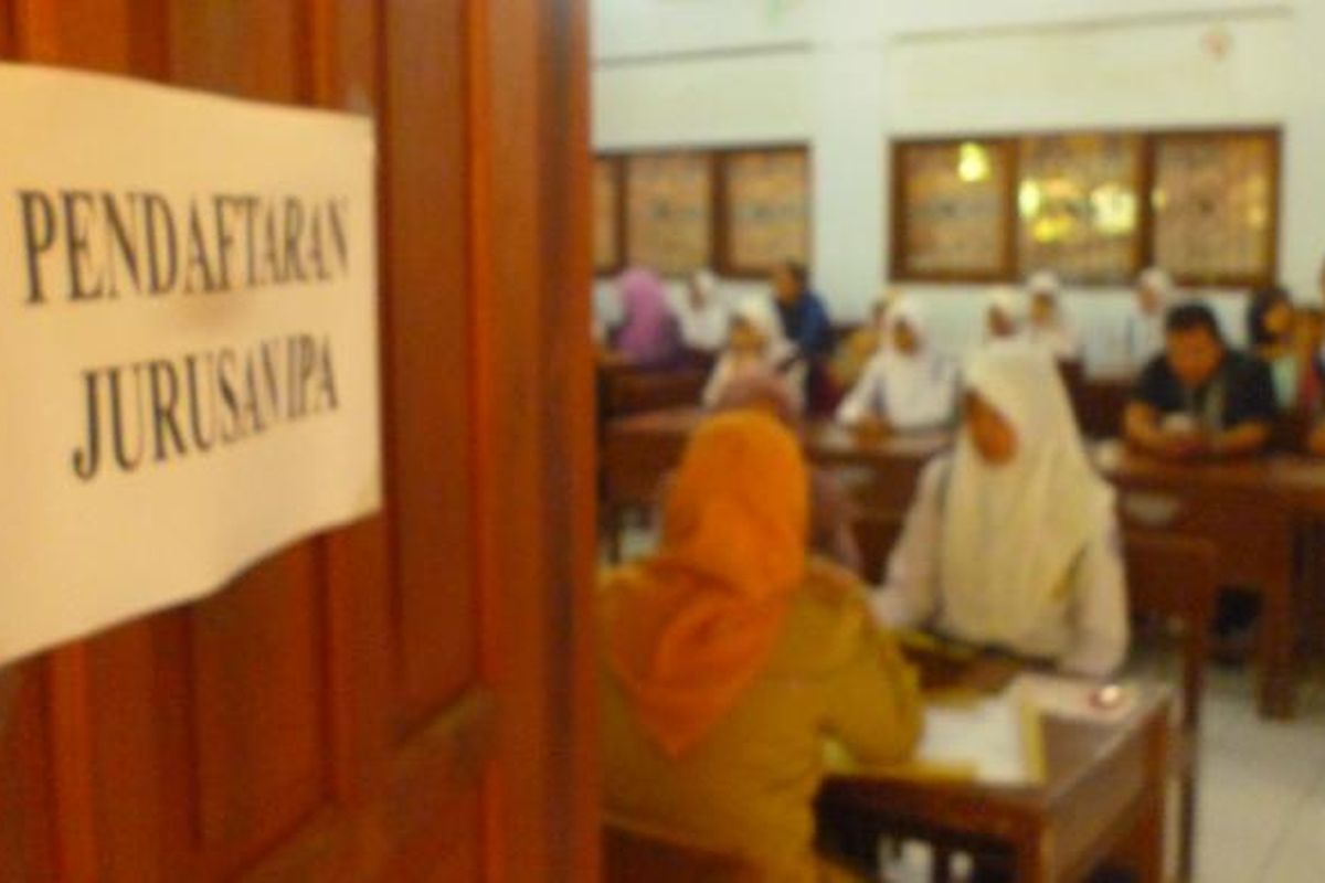 Suasana verifikasi berkas pendaftaran PPDB Online di SMAN 1 Ungaran, Senin (13/6/2016) siang.