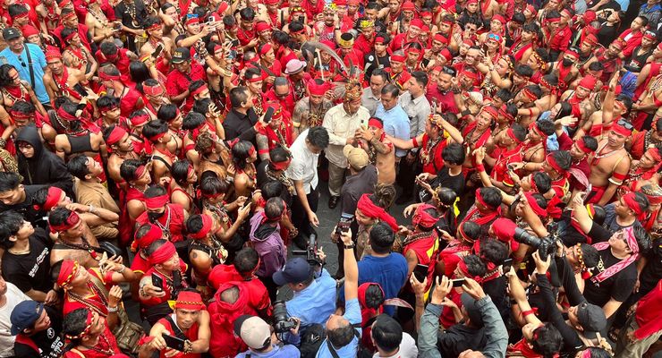 Tiru Suara Teriakan Perang, Prabowo Nostalgia Dibantu Suku Dayak dalam Operasi Timor Timur