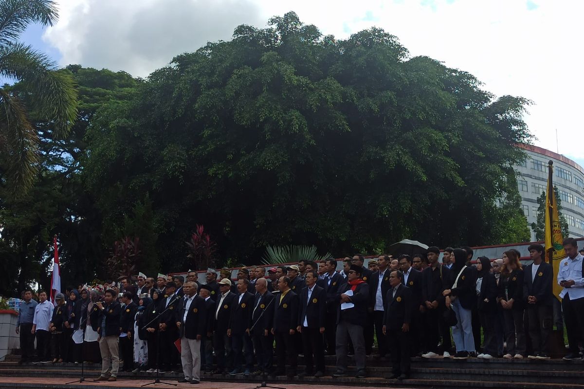  Sejumlah guru besar, dosen dan mahasiswa Universitas Jember menggelar deklarasi agar Pemilu 2024 berlangsung dengan jujur dan adil di halaman kampus Senin (5/2/2024)