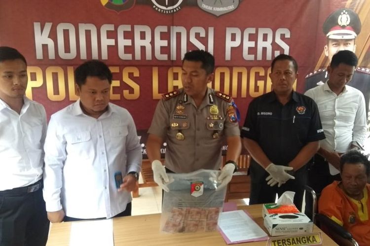 Kapolres Lamongan, AKBP Feby DP Hutagalung (tengah), saat memperlihatkan barang bukti uang tunai hasil kejahatan RJ kepada awak media.