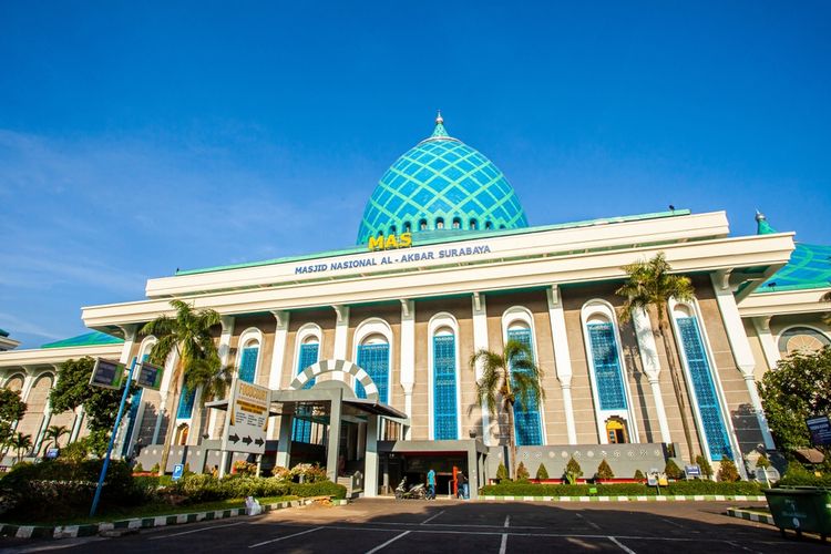 Masjid Al-Akbar Jawa Timur.