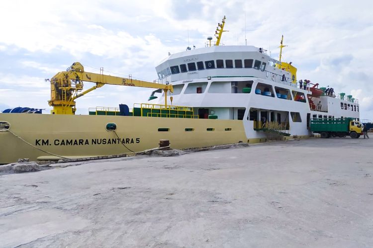 Pelabuhan Waingapu Sumba saat ini dilayani 4 kapal Pelni dan kapal ternak Cemara 1.