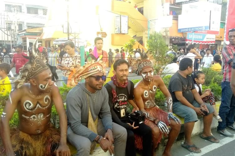 Mahasiswa Papua ikut memeriahkan karnaval musik yang diselenggrakan dalam rangkah menyabut HUT Kota Ambon, Jumat (6/9/2019),